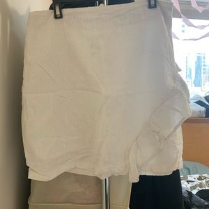 Cute white skirt!